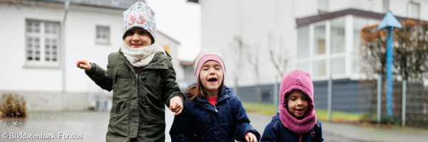 Kita - Kinder beim Spielen im Regen_003