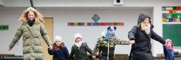 Kita - Kinder beim Spielen im Regen_012
